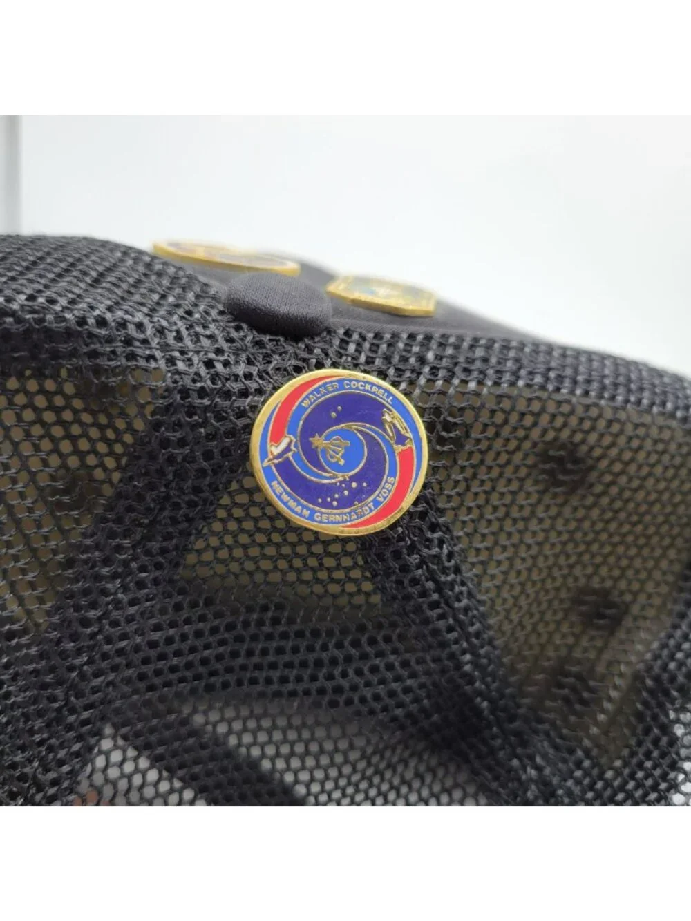 18 NASA Space Mission Pins & Black Mesh Snapback Trucker's Hat San Sun Gold Leaf